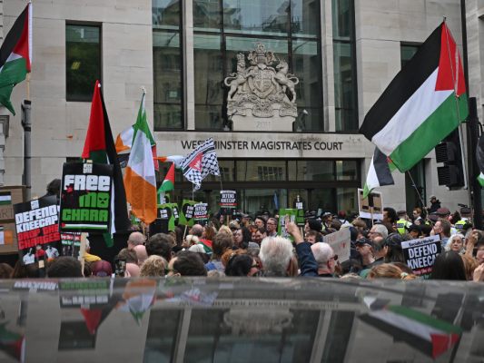 Protestierende vor dem Westminster Magistrates' Courts in London Protestierende vor dem Westminster Magistrates' Courts in London