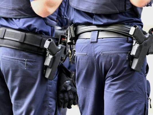 Uniformierte trennten die Kontrahenten