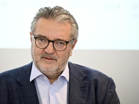 Hacker fordert Plakolm auf, zu "liefern" Hacker fordert Plakolm auf, zu "liefern"