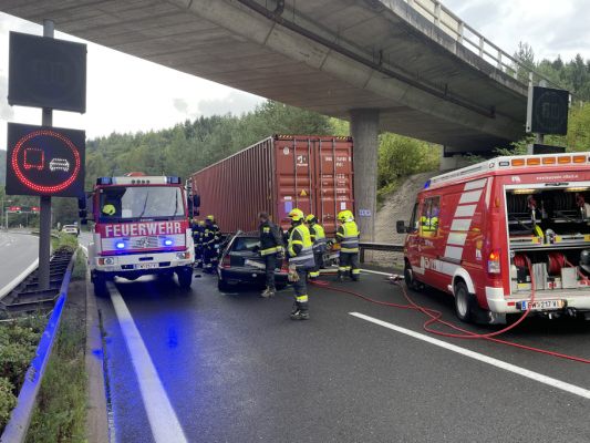 Das Auto war dem Lkw mit hoher Geschwindigkeit aufgefahren