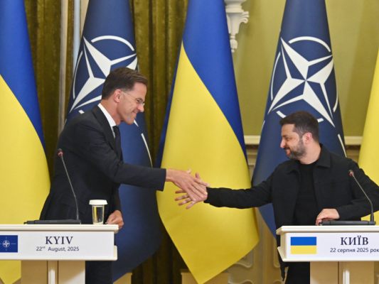 Rutte (l.) bei der gemeinsamen Pressekonferenz mit Selenskyj