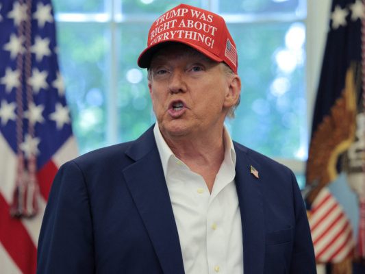 Trump mit einer Kappe mit der Aufschrift "Trump hat in allem Recht" Trump mit einer Kappe mit der Aufschrift "Trump hat in allem Recht"
