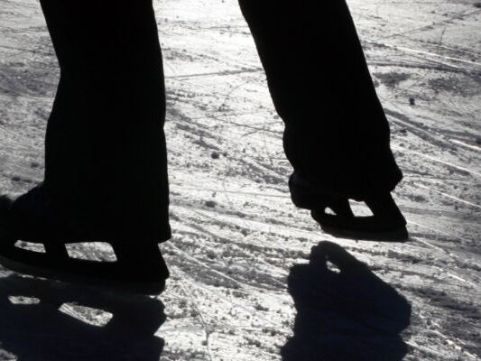 Eislaufplätze können im Sommer als Kunstrasenflächen genutzt werden Eislaufplätze können im Sommer als Kunstrasenflächen genutzt werden