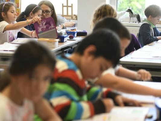 In den Volksschulen gehen die Schülerzahlen schon ab 2026/27 zurück In den Volksschulen gehen die Schülerzahlen schon ab 2026/27 zurück