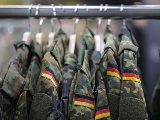 Deutschland beschließt Freiwilligen-Modell bei Wehrdienst