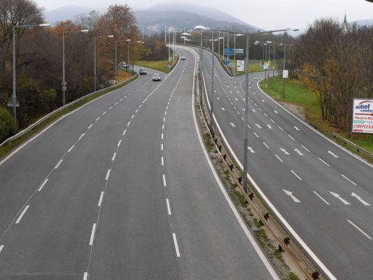 Fahrbahn in dem Bereich unterspült Fahrbahn in dem Bereich unterspült