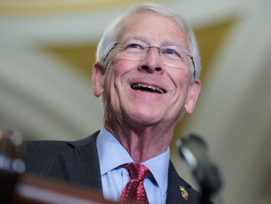 Roger Wicker ist Vorsitzender des Streitkräfteausschusses im Senat Roger Wicker ist Vorsitzender des Streitkräfteausschusses im Senat