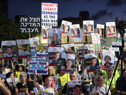 Tel Aviv: Demonstranten halten Schilder mit Bildern der Geiseln Tel Aviv: Demonstranten halten Schilder mit Bildern der Geiseln
