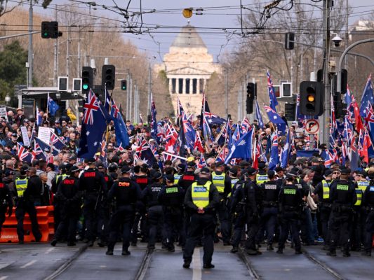 Die Gruppe fordert ein Ende der "Massenmigration" Die Gruppe fordert ein Ende der "Massenmigration"