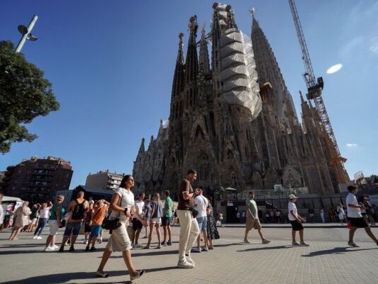 Die Sagrada Familia ist eine zentale Touristenattraktion Barcelonas Die Sagrada Familia ist eine zentale Touristenattraktion Barcelonas