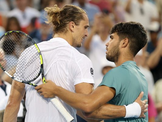 Carlos Alcaraz/r. fühlt mit Alexander Zverev mit