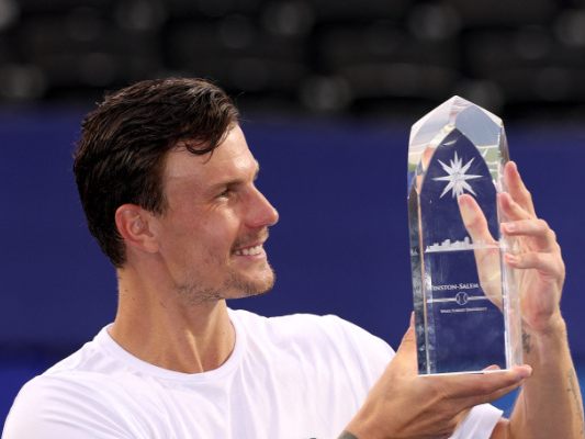 Marton Fucsovics strahlt seine Trophäe an