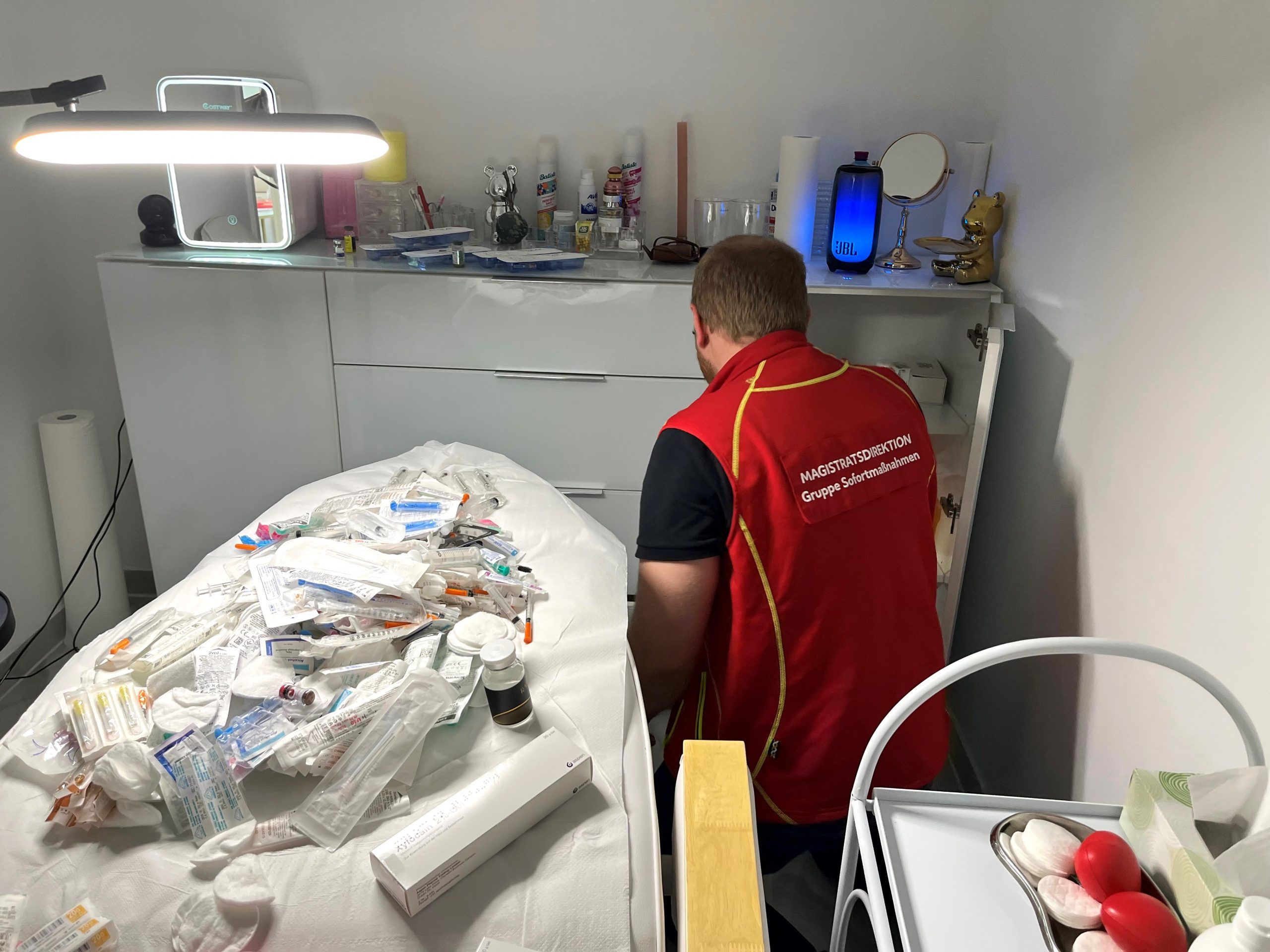 Die Ermittler suchen mögliche weitere Opfer und Zeugen der illegalen Beauty-Klinik. Die Ermittler suchen mögliche weitere Opfer und Zeugen der illegalen Beauty-Klinik.