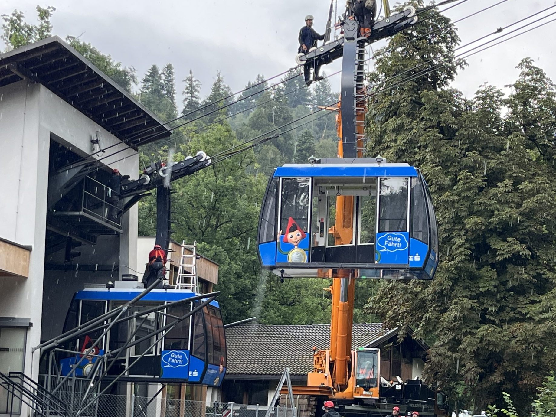 Die Kabinen der Karrenseilbahn sind wieder auf den Seilen.