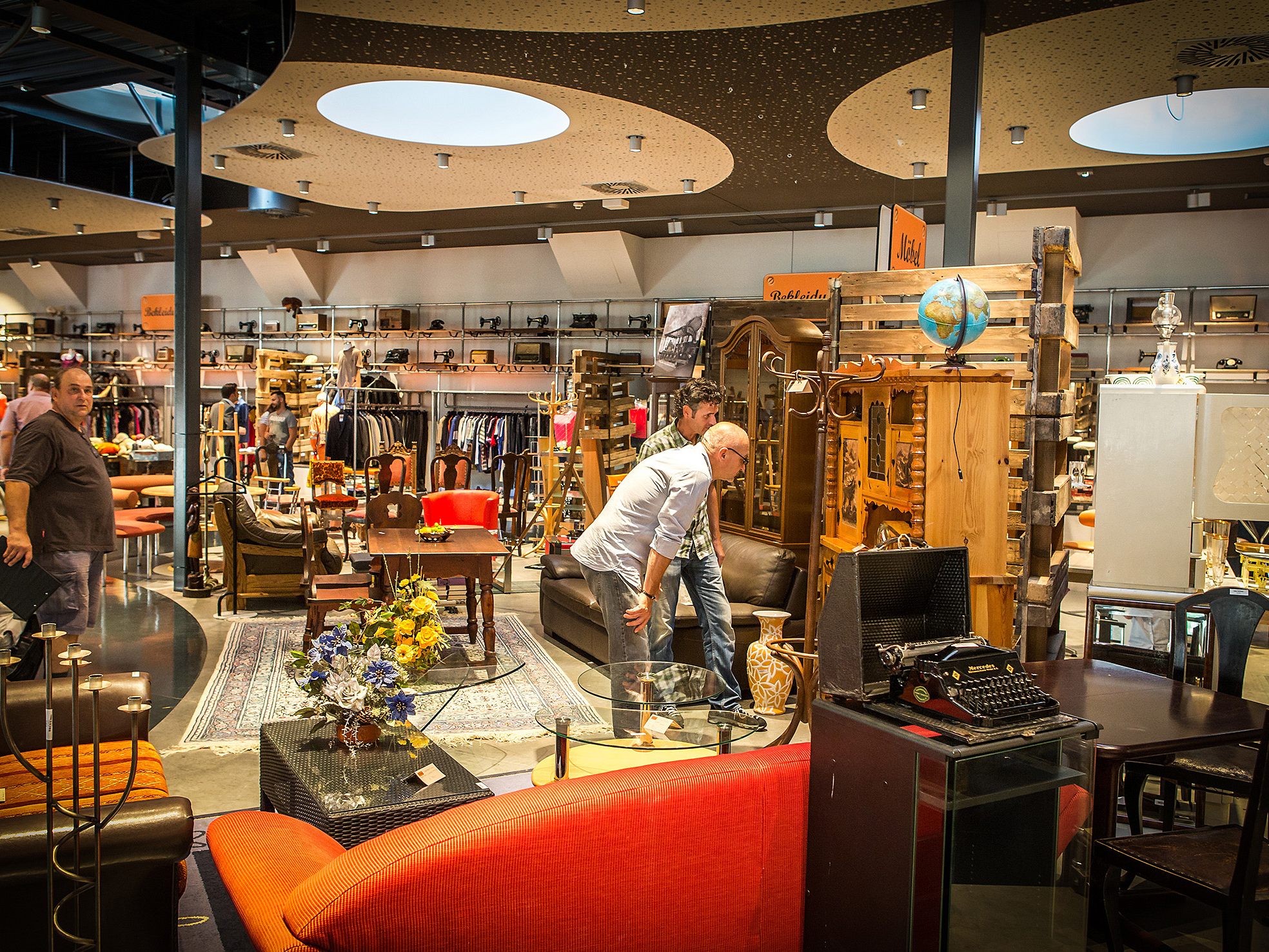Wiens Kult-Secondhand-Shop feiert mit DJ und Rabatten. Wiens Kult-Secondhand-Shop feiert mit DJ und Rabatten.