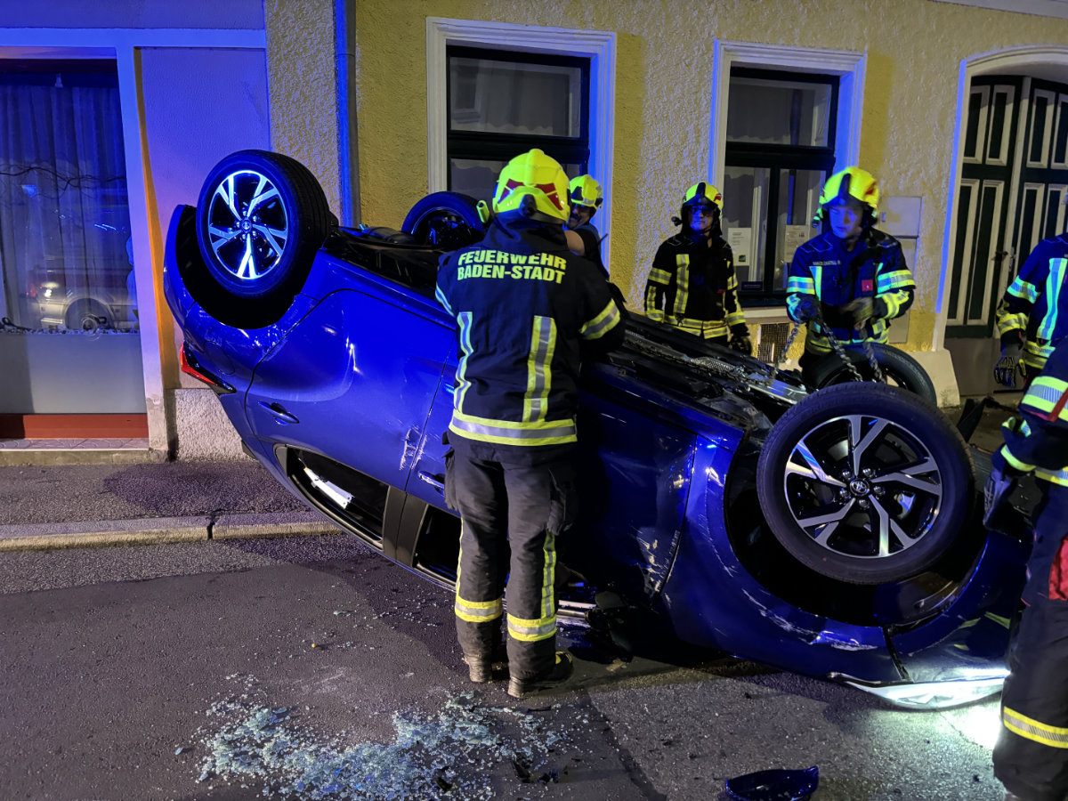 Die Feuerwehren stellten den Pkw wieder auf die Räder. Die Feuerwehren stellten den Pkw wieder auf die Räder.