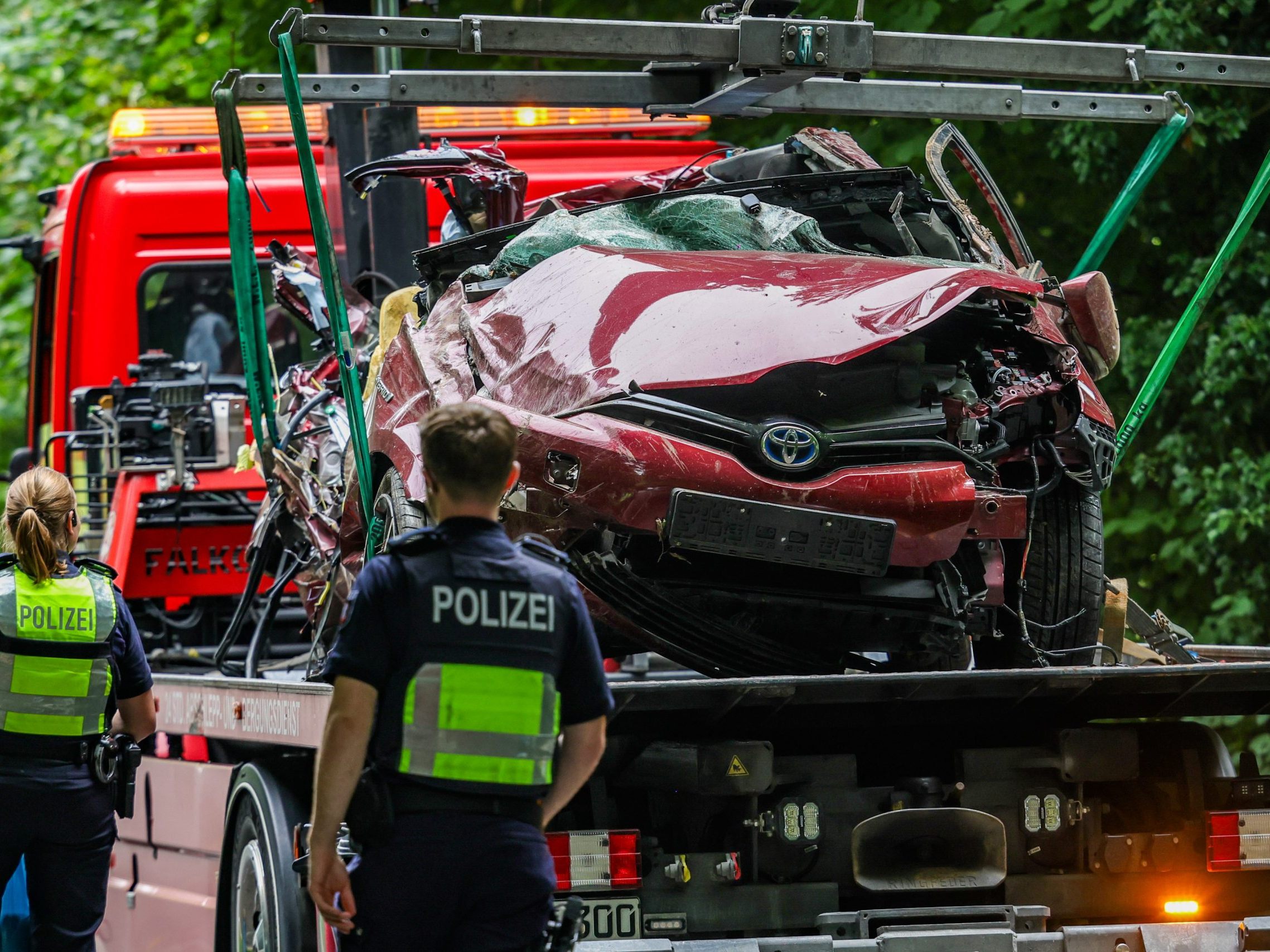 Das Wrack des verunglückten Wagens in Kürten wird auf einen Abschleppwagen gehoben.