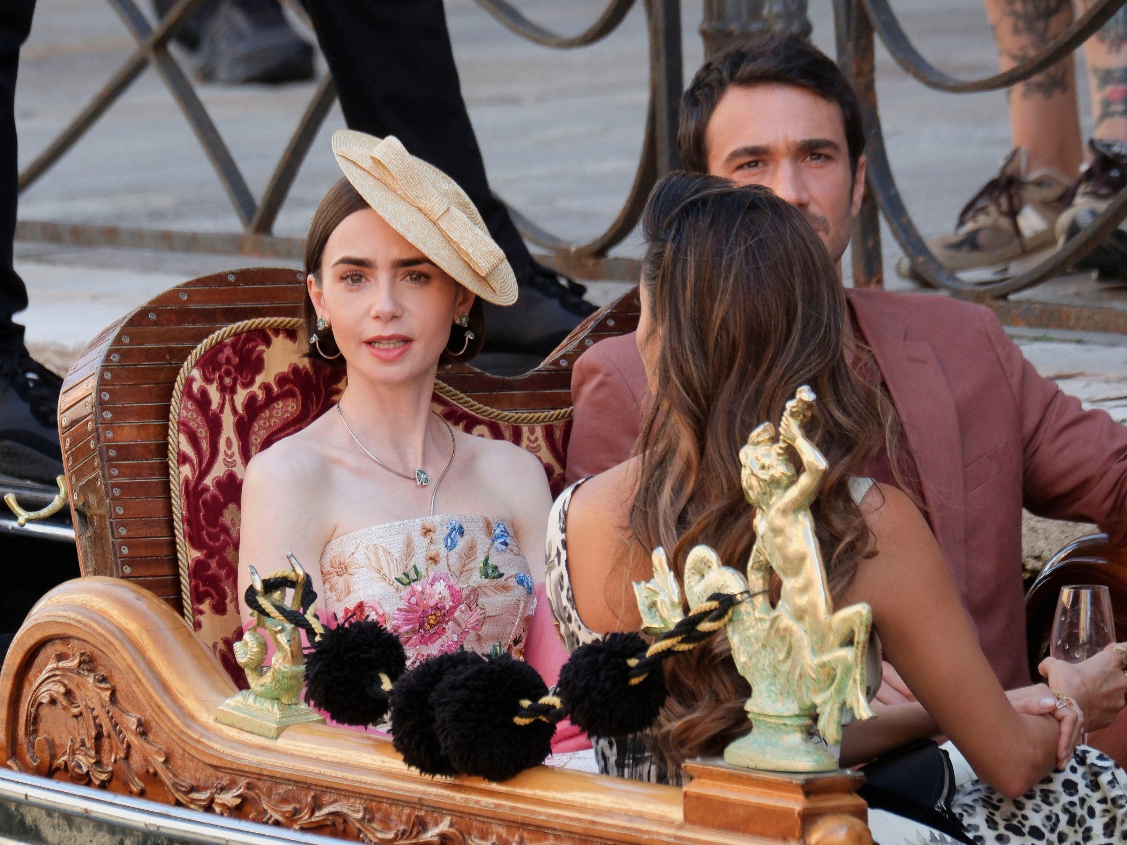 Lily Collins, Ashley Park und Eugenio Franceschini bei Dreharbeiten zur fünften Staffel der Netflix-Serie "Emily in Paris" in Venedig. Die Produktion wurde von einem Todesfall am Set überschattet. Lily Collins, Ashley Park und Eugenio Franceschini bei Dreharbeiten zur fünften Staffel der Netflix-Serie "Emily in Paris" in Venedig. Die Produktion wurde von einem Todesfall am Set überschattet.