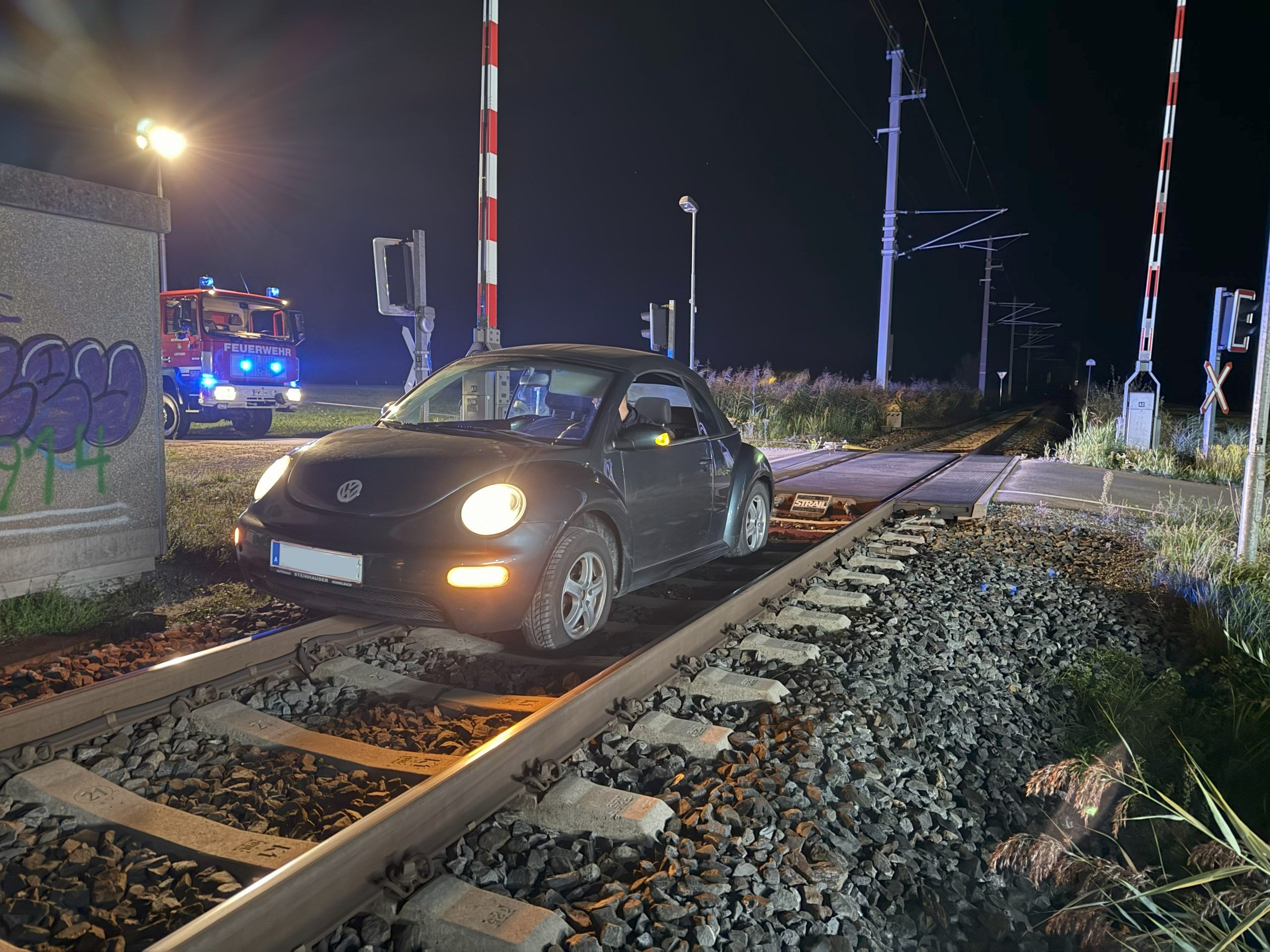 Pkw landet auf ÖBB-Gleisen Pkw landet auf ÖBB-Gleisen