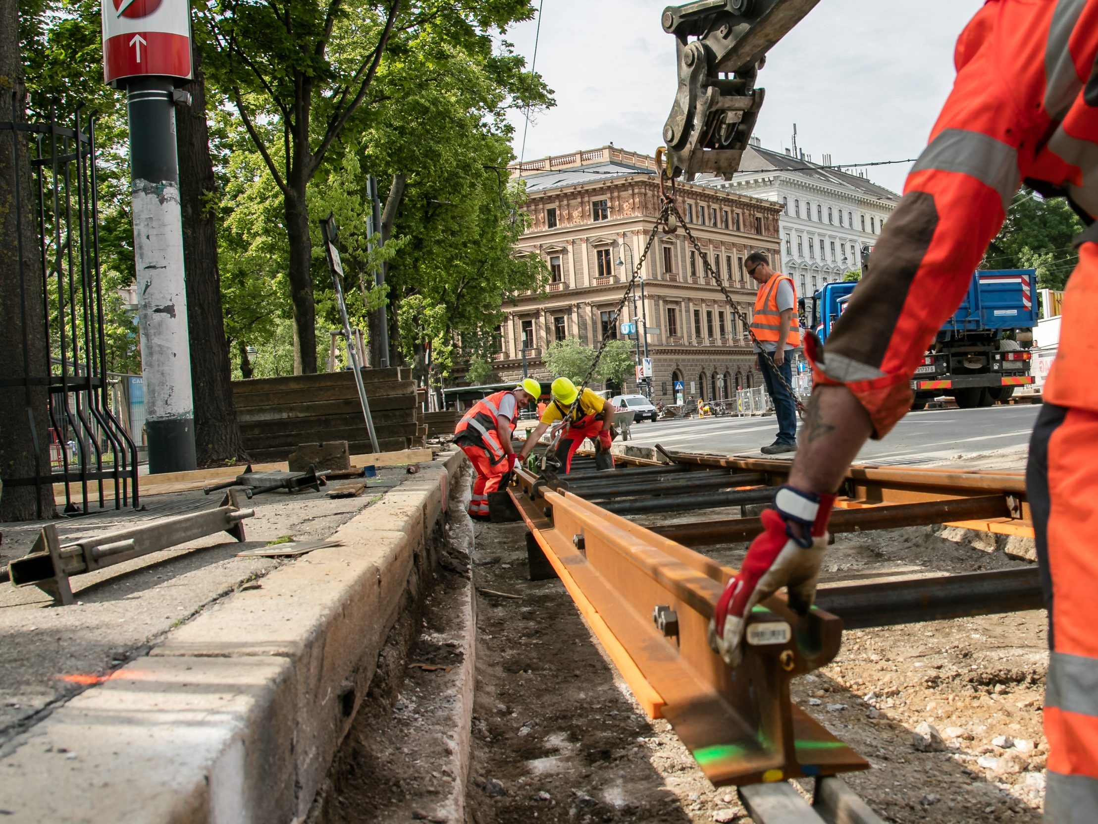 Der Gleisbau beim Parlament wird fertiggestellt. Der Gleisbau beim Parlament wird fertiggestellt.