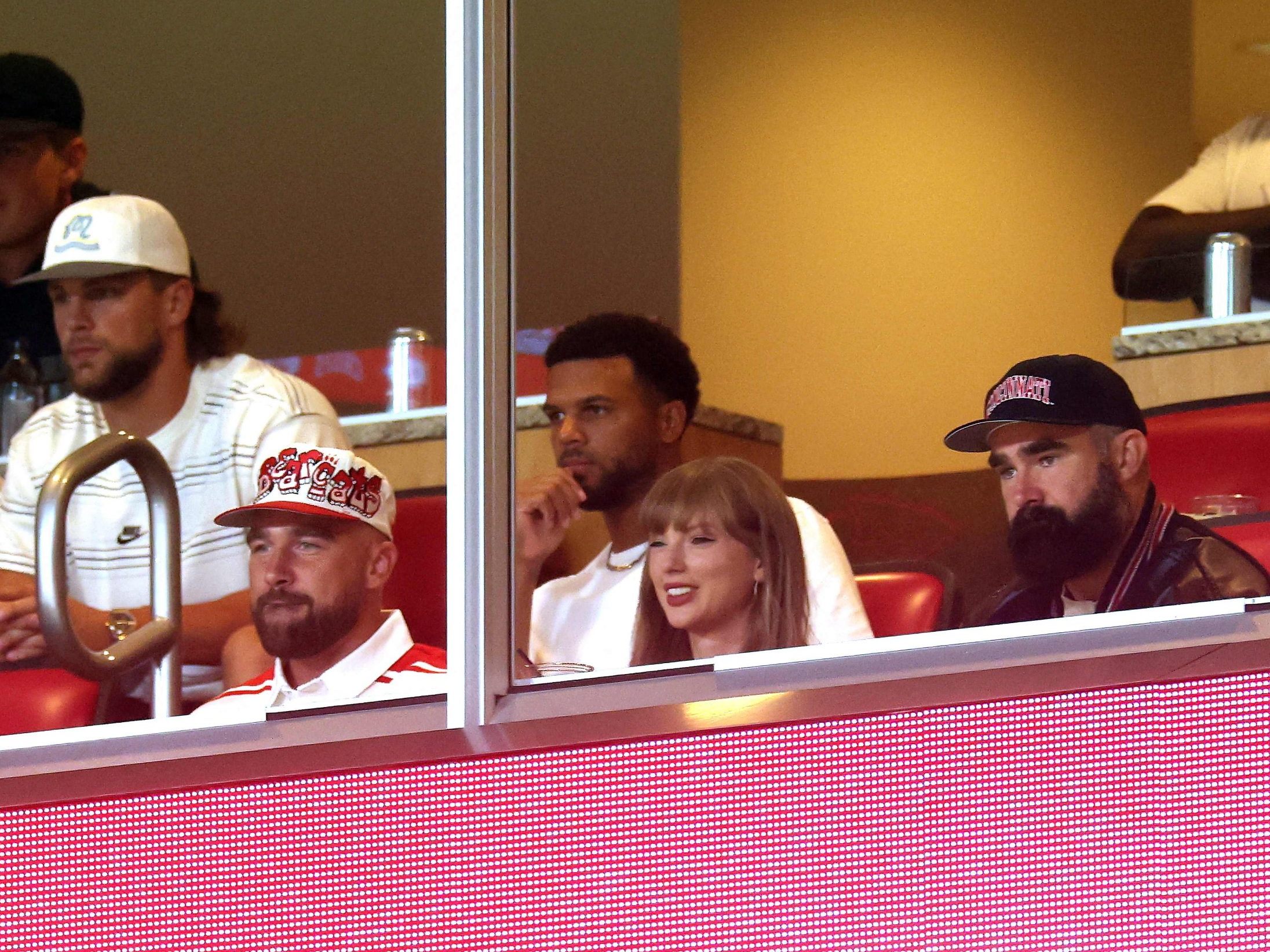 Taylor Swift und Travis Kelce zeigten sich nach der Verlobung im Stadion. Taylor Swift und Travis Kelce zeigten sich nach der Verlobung im Stadion.