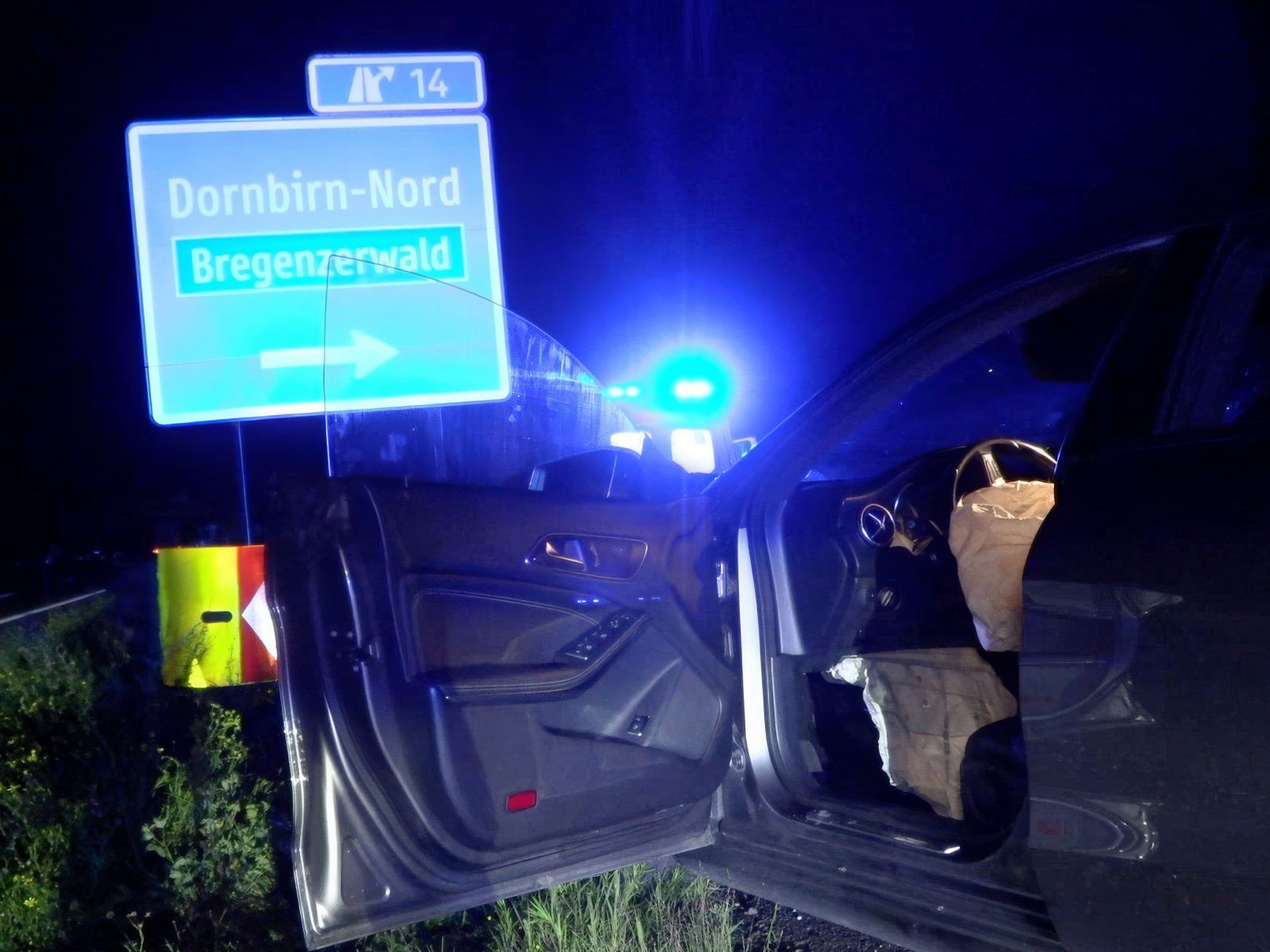Der Pkw krachte vor dem Verkehrsschild in die Leitschiene.