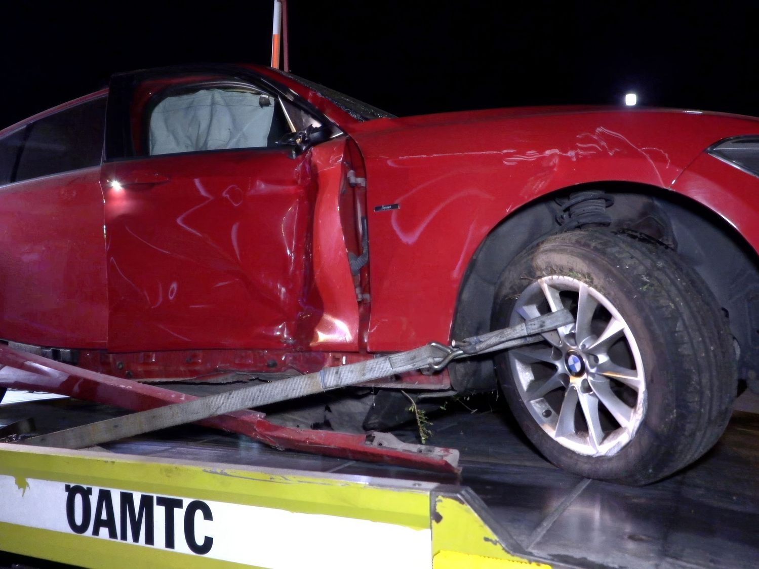 Das Fahrzeug wurde bei dem Unfall erheblich beschädigt.