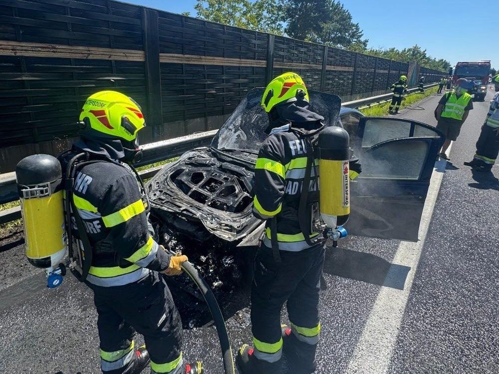 Die Feuerwehr löschte den Fahrzeugbrand. Die Feuerwehr löschte den Fahrzeugbrand.