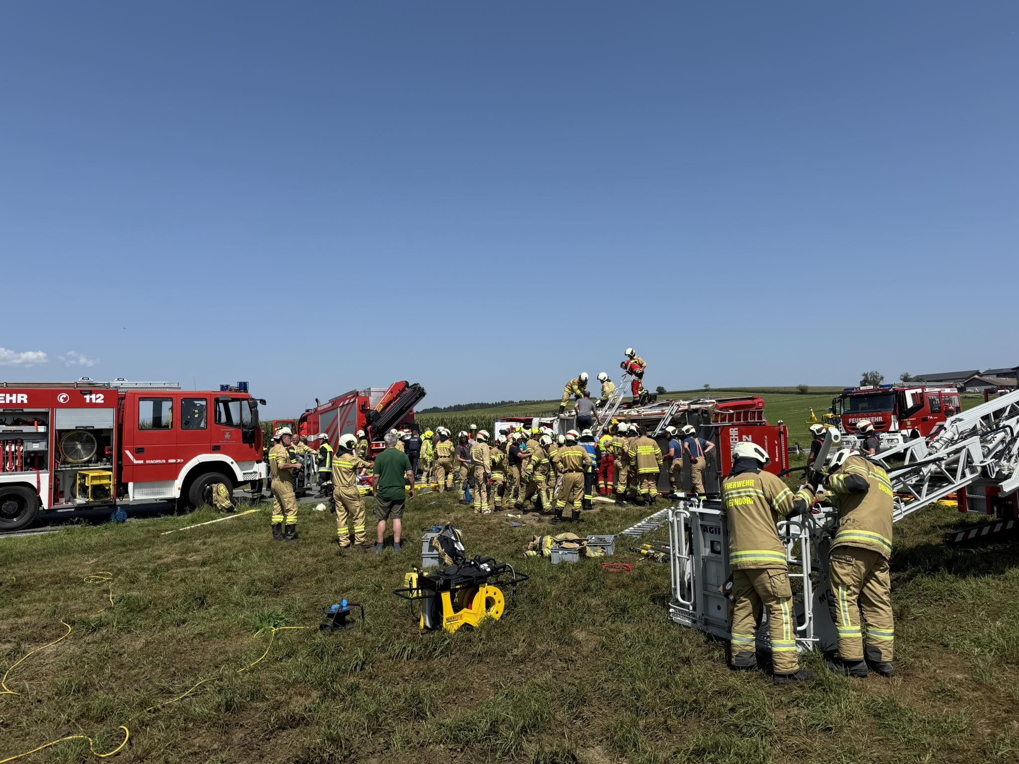 Das Feuerwehrauto kippte aus bislang unbekannter Ursache um. Das Feuerwehrauto kippte aus bislang unbekannter Ursache um.