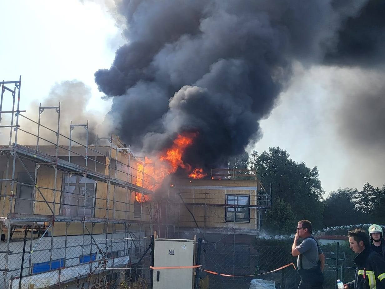 Sechs Feuerwehren standen bei den Löscharbeiten im Einsatz.