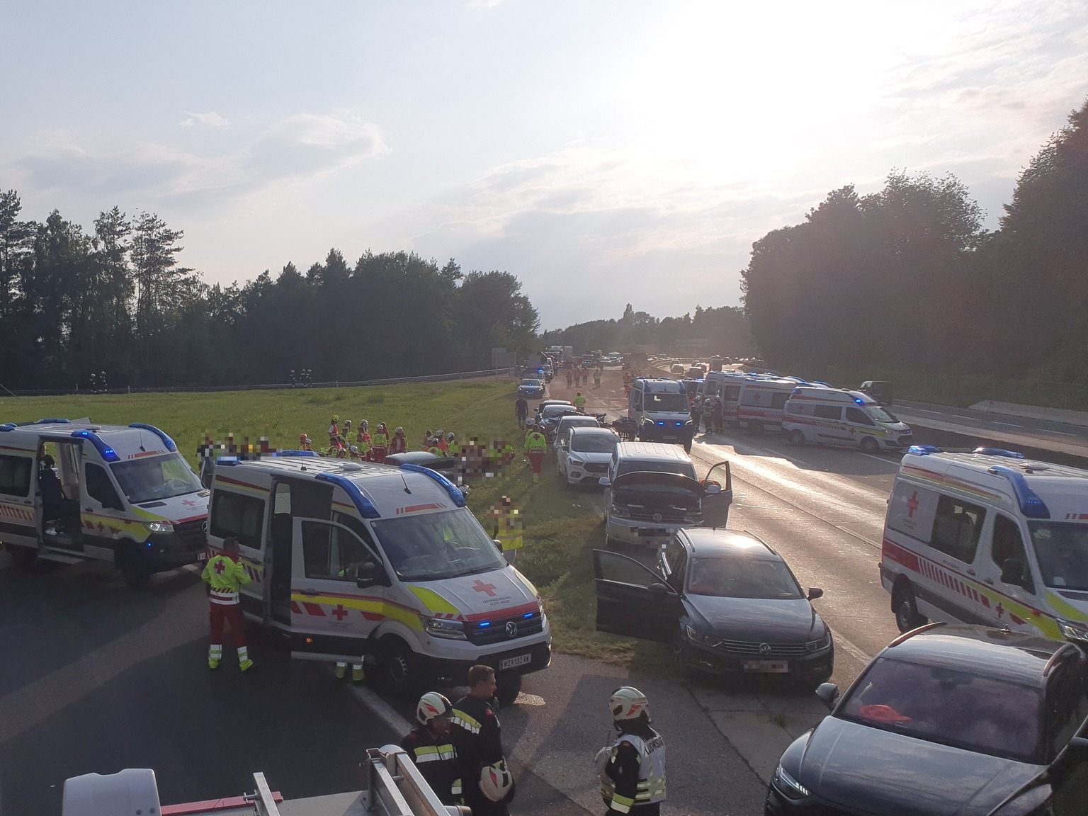 Mehr als 30 Autos waren in die Massenkarambolage verwickelt.