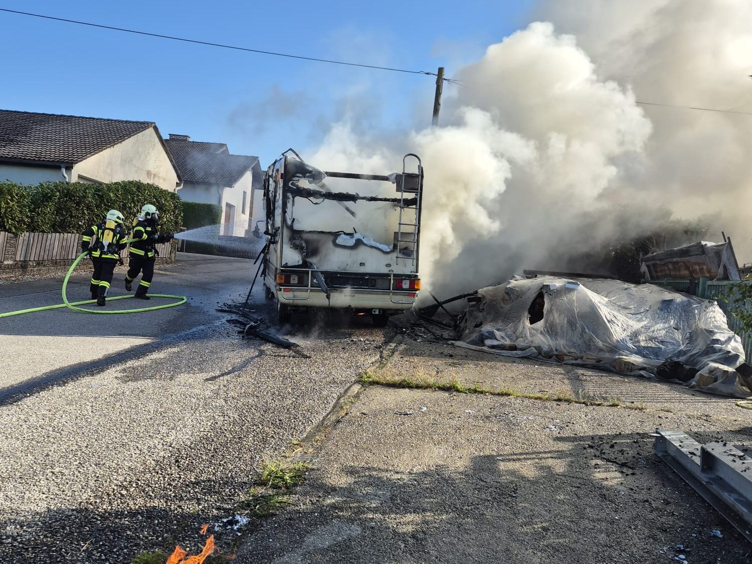 Das brennende Wohnmobil beschädigte ein Auto und einen Gartenzaun.
