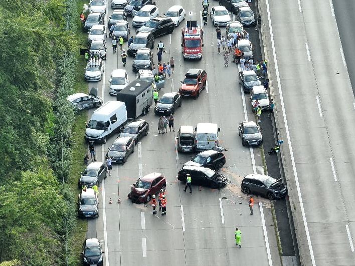 Die Südautobahn war stundenlang gesperrt. Die Südautobahn war stundenlang gesperrt.
