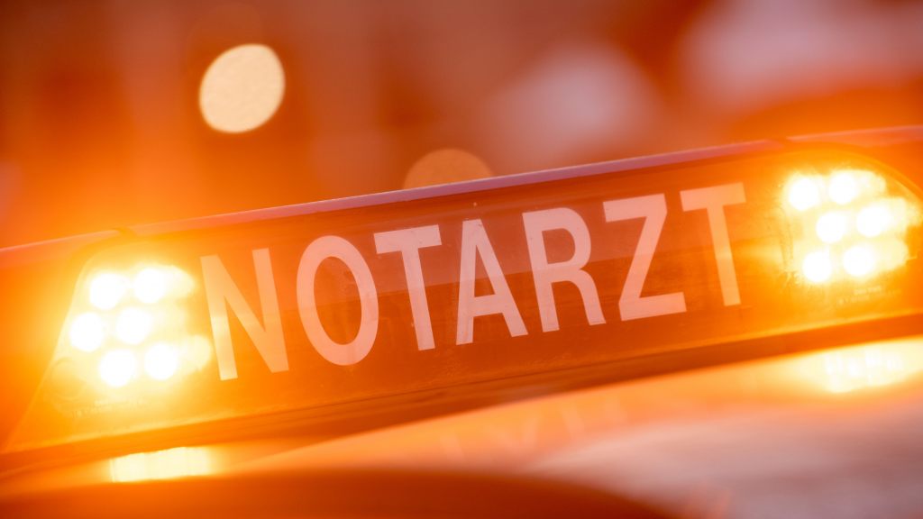 Alko-Biker ohne Führerschein raste in Wien-Penzing gegen PKW: Mitfahrer lebensgefährlich verletzt