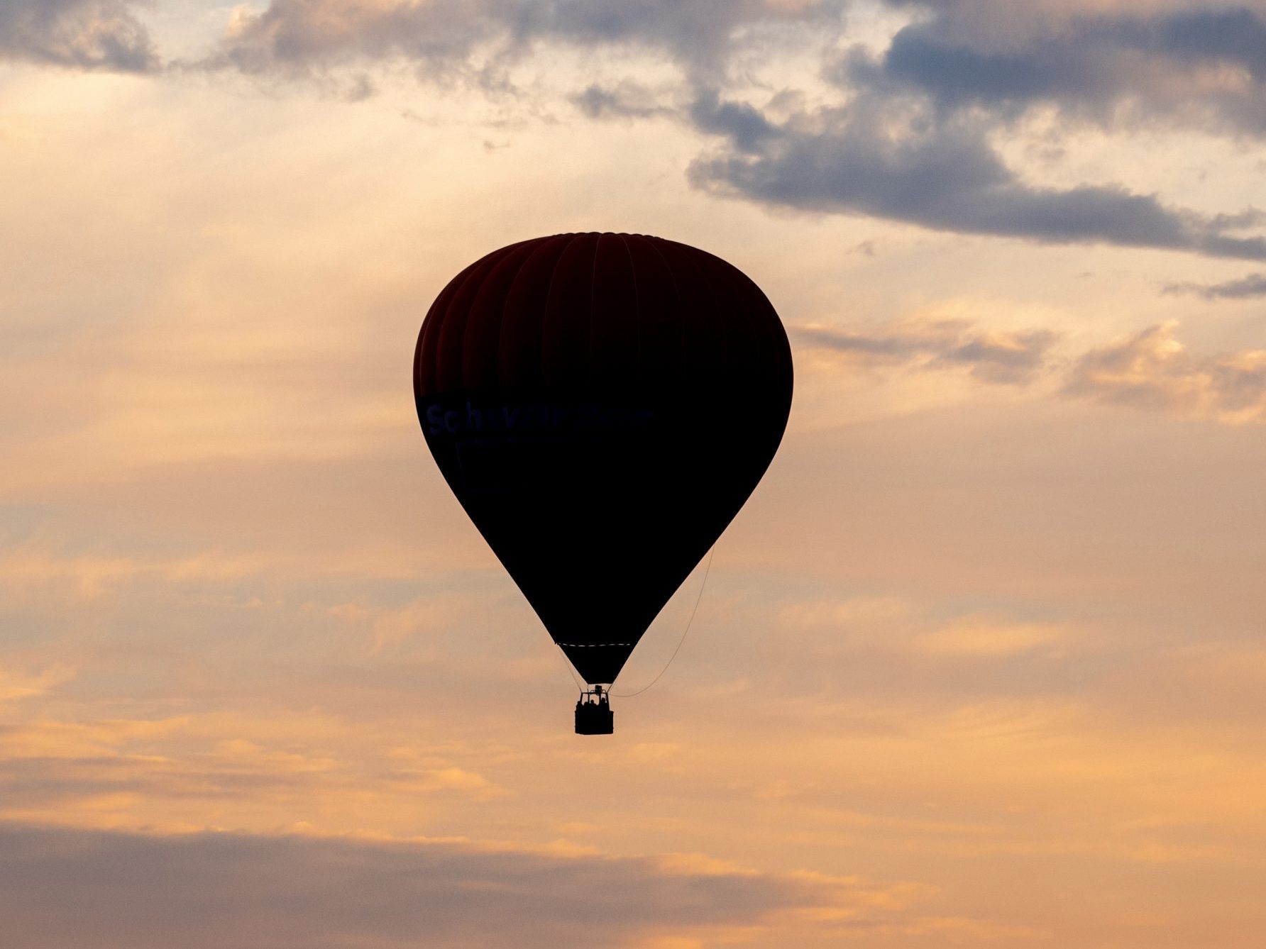 Ein Heißluftballon ist bei der Landung in der niederländischen Provinz Friesland verunglückt. Ein Heißluftballon ist bei der Landung in der niederländischen Provinz Friesland verunglückt.