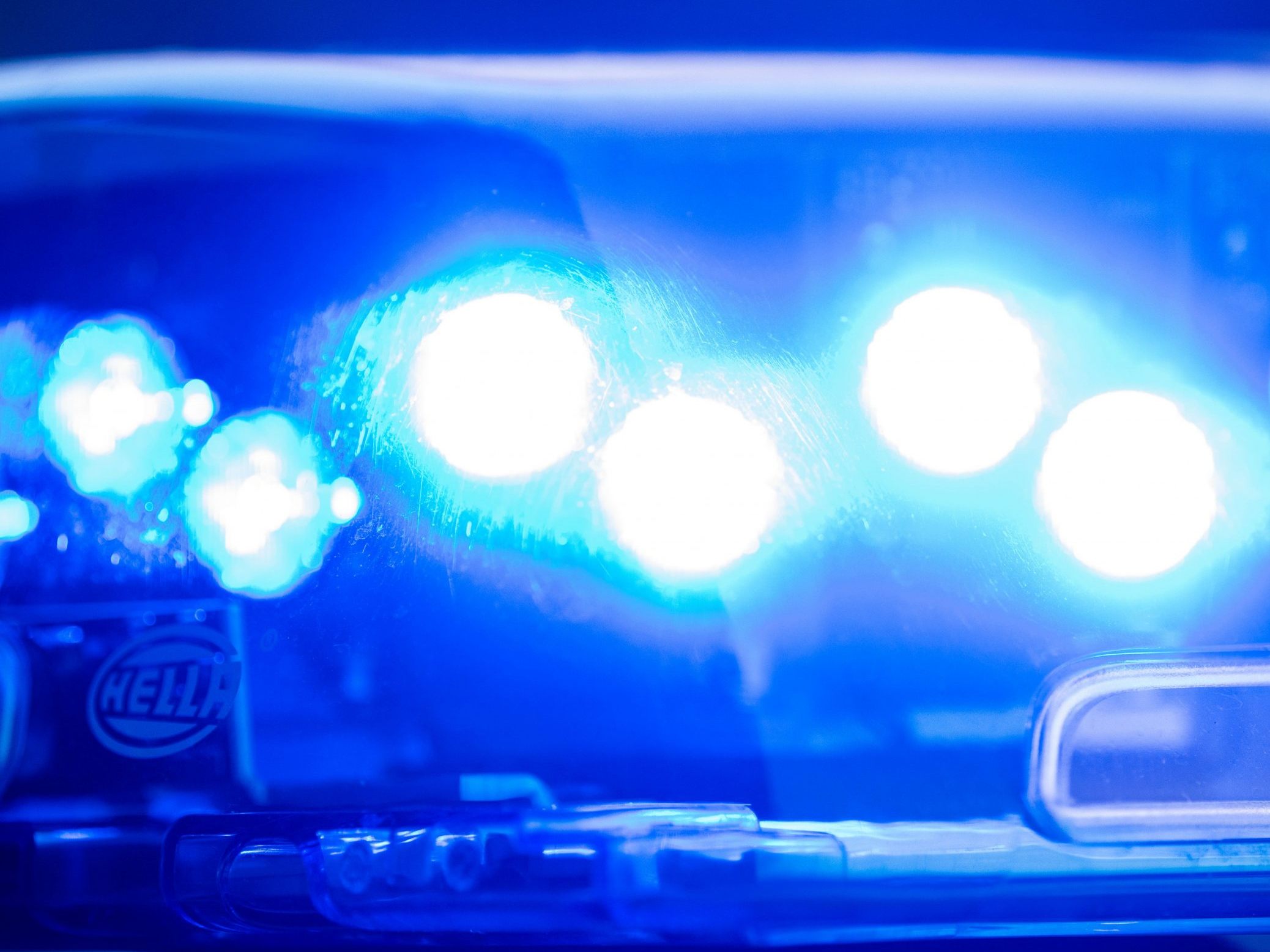 Wilde Verfolgungsjagd mit zwei mit Motorradfahrern.