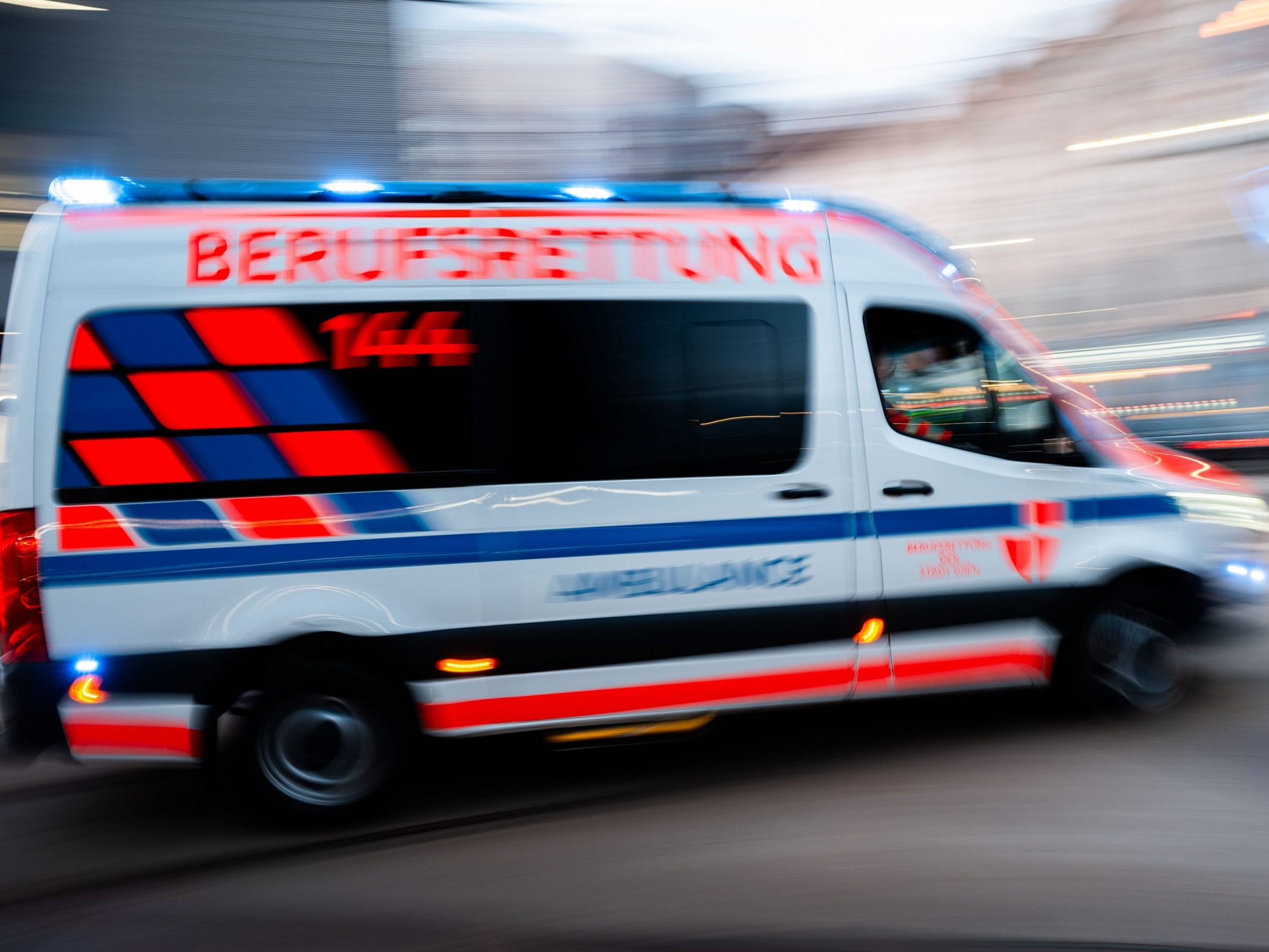 Zwei Unbeteiligte wurden von Rechtsextremen attackiert. Zwei Unbeteiligte wurden von Rechtsextremen attackiert.