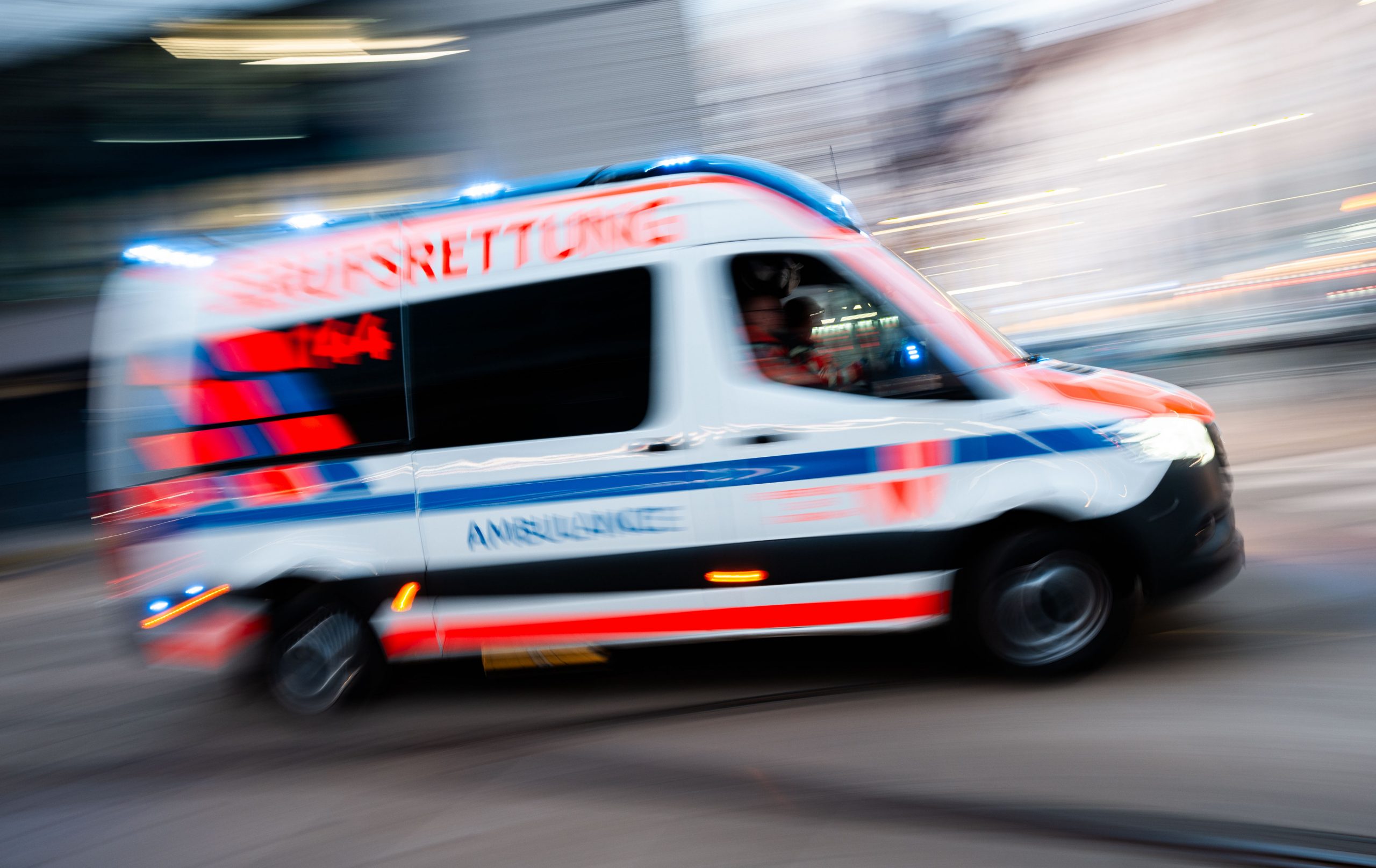 V nesrečah v Nemčiji in Avstriji hudo poškodovani kolesar in pešci