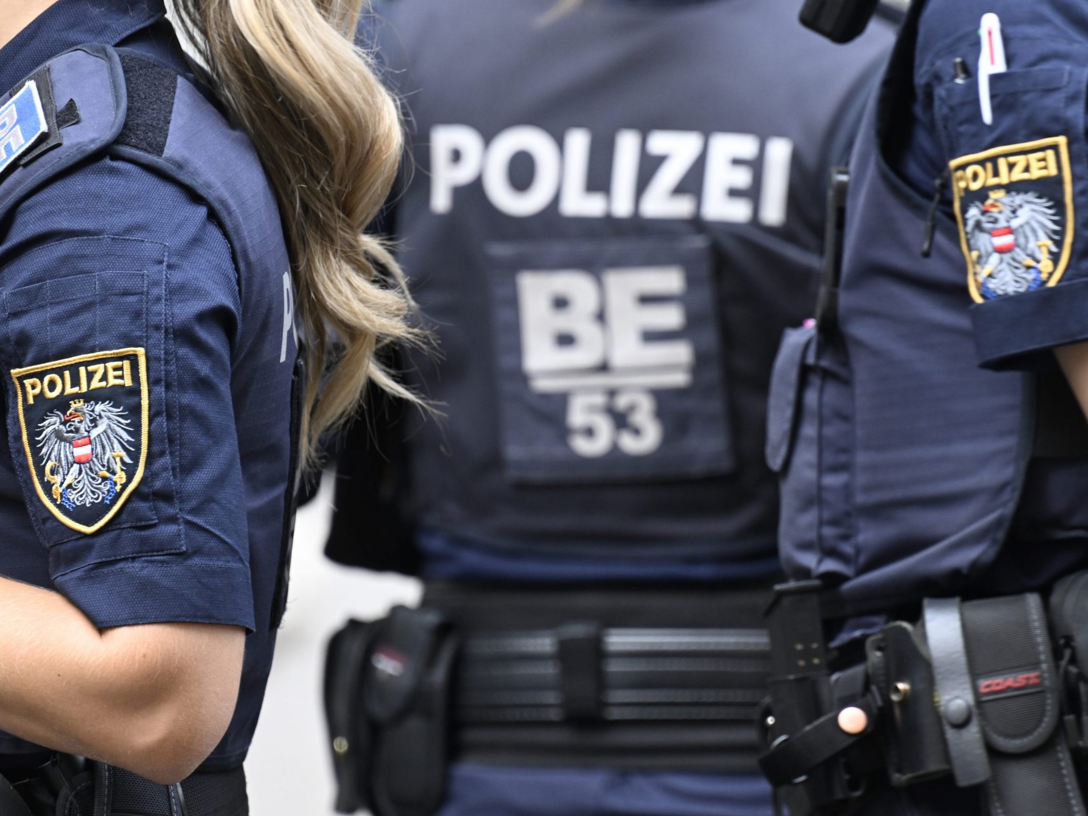 Ein 18-Jähriger verletzte mehrere Polizisten. Ein 18-Jähriger verletzte mehrere Polizisten.