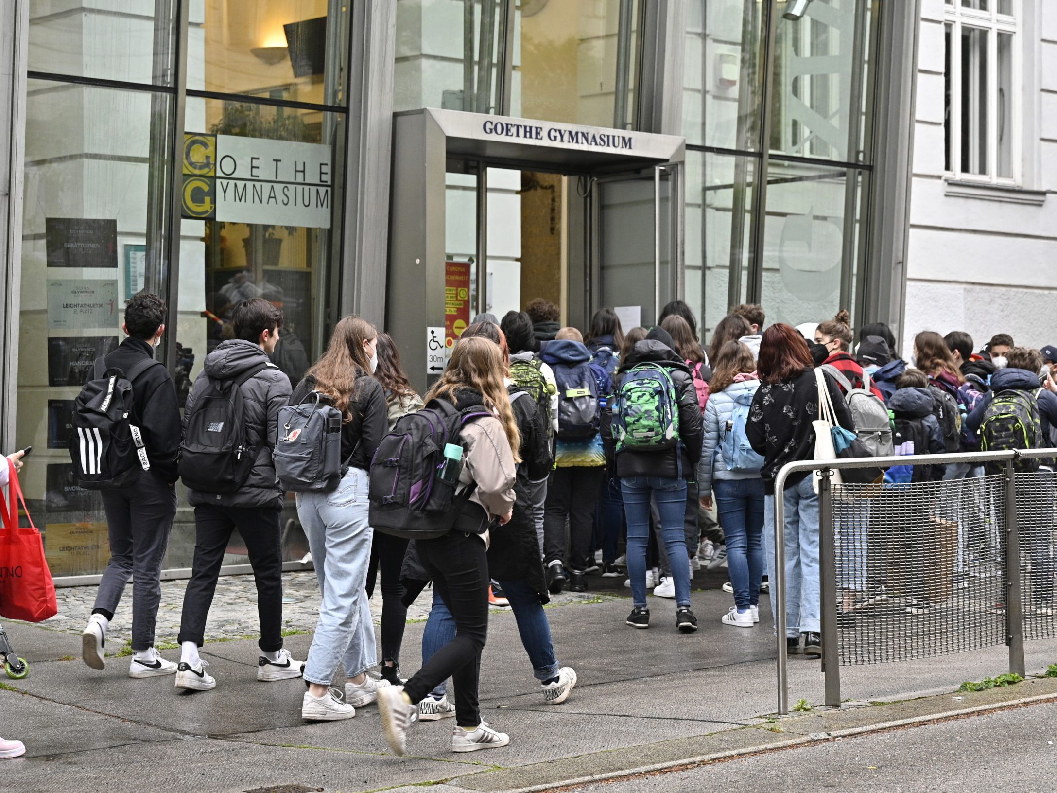 Vor allem durch Zuwanderung kommt es zu einem Anstieg bei den Schülerzahlen. Vor allem durch Zuwanderung kommt es zu einem Anstieg bei den Schülerzahlen.