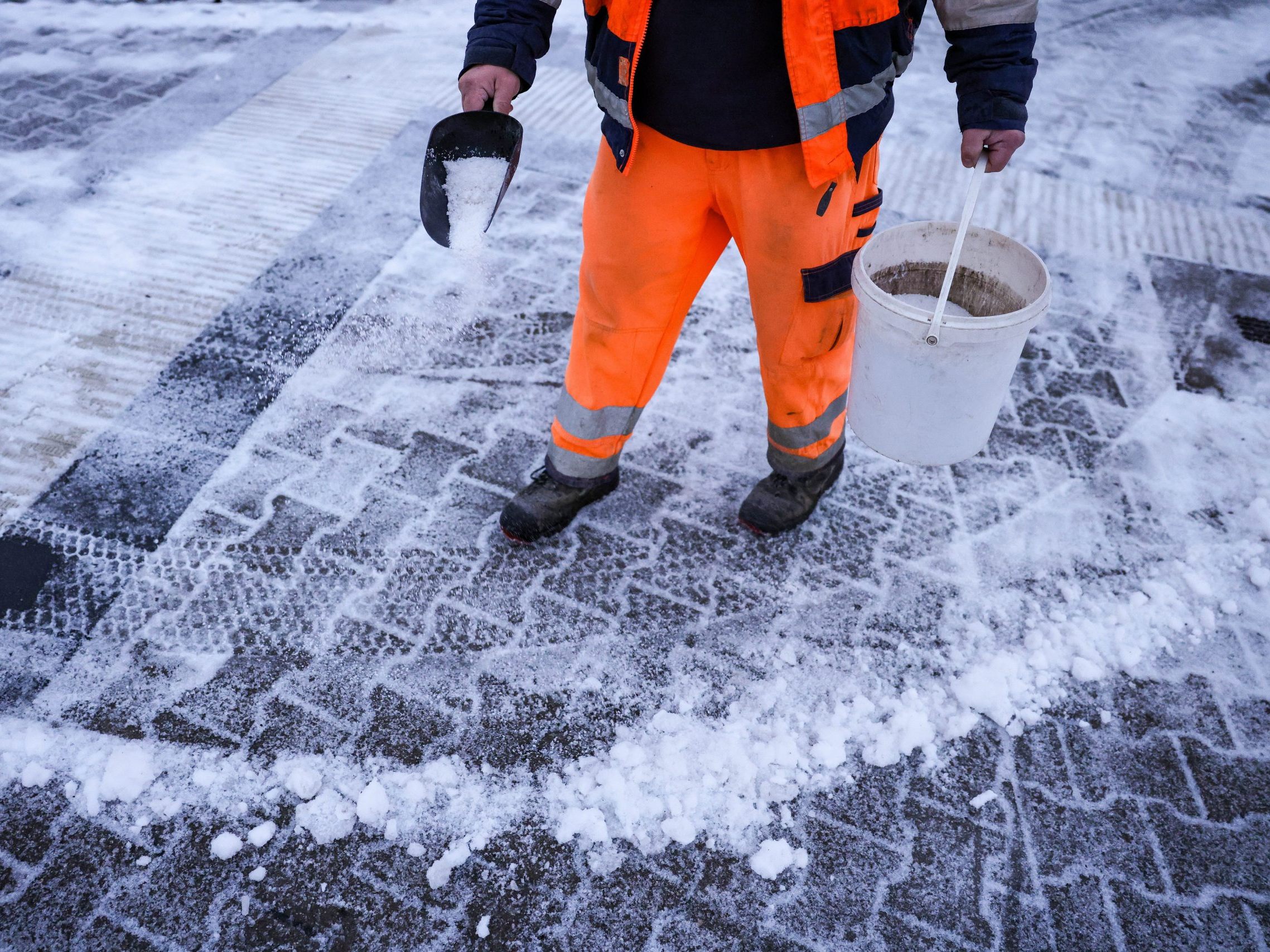 In Wien gibt es klare gesetzliche Vorgaben, wer Gehwege und Stiegenanlagen bei Schnee und Eis sichern muss.