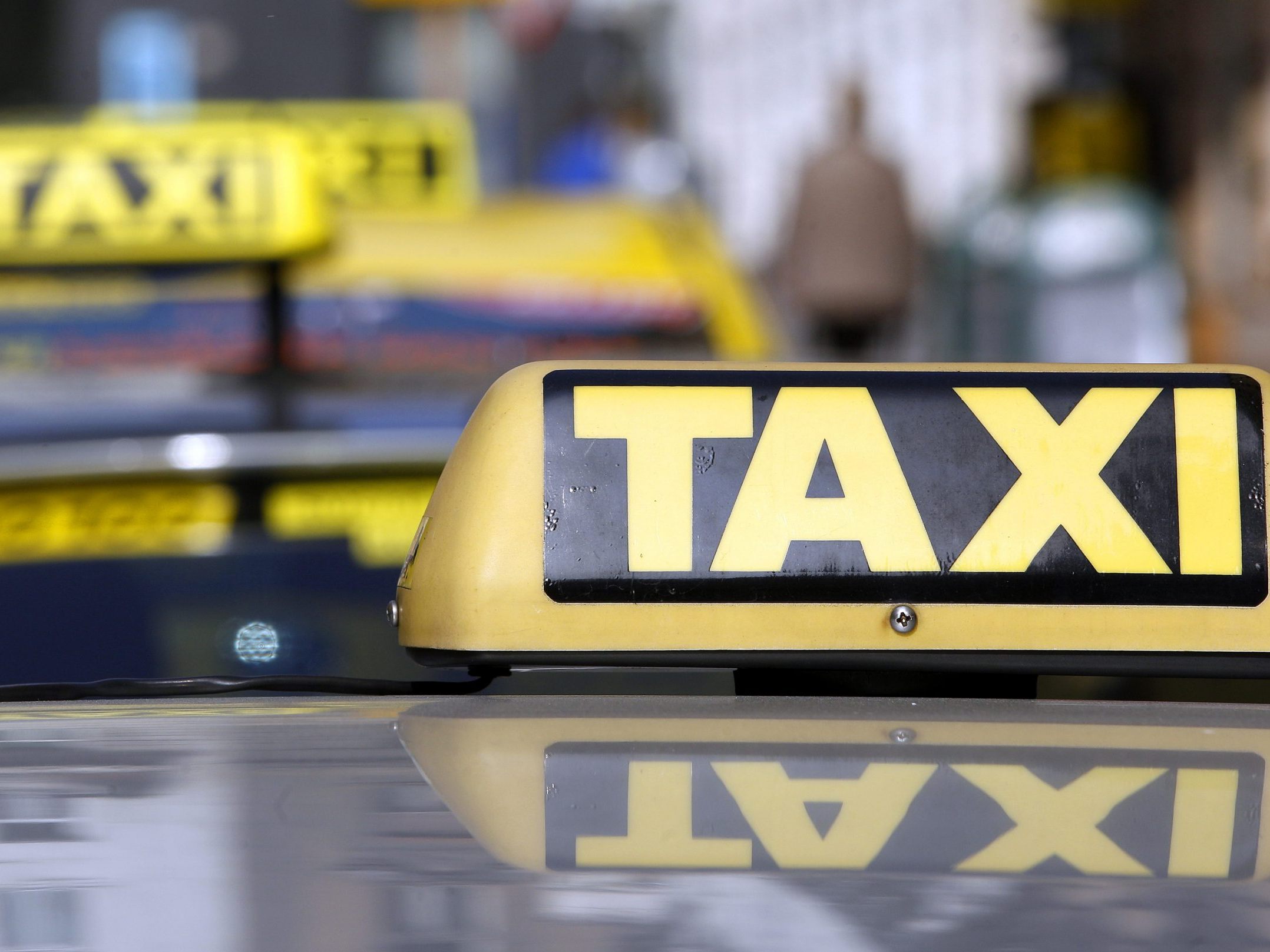 Der alkoholisierte Pkw-Lenker krachte auf einer Kreuzung in ein Taxi.