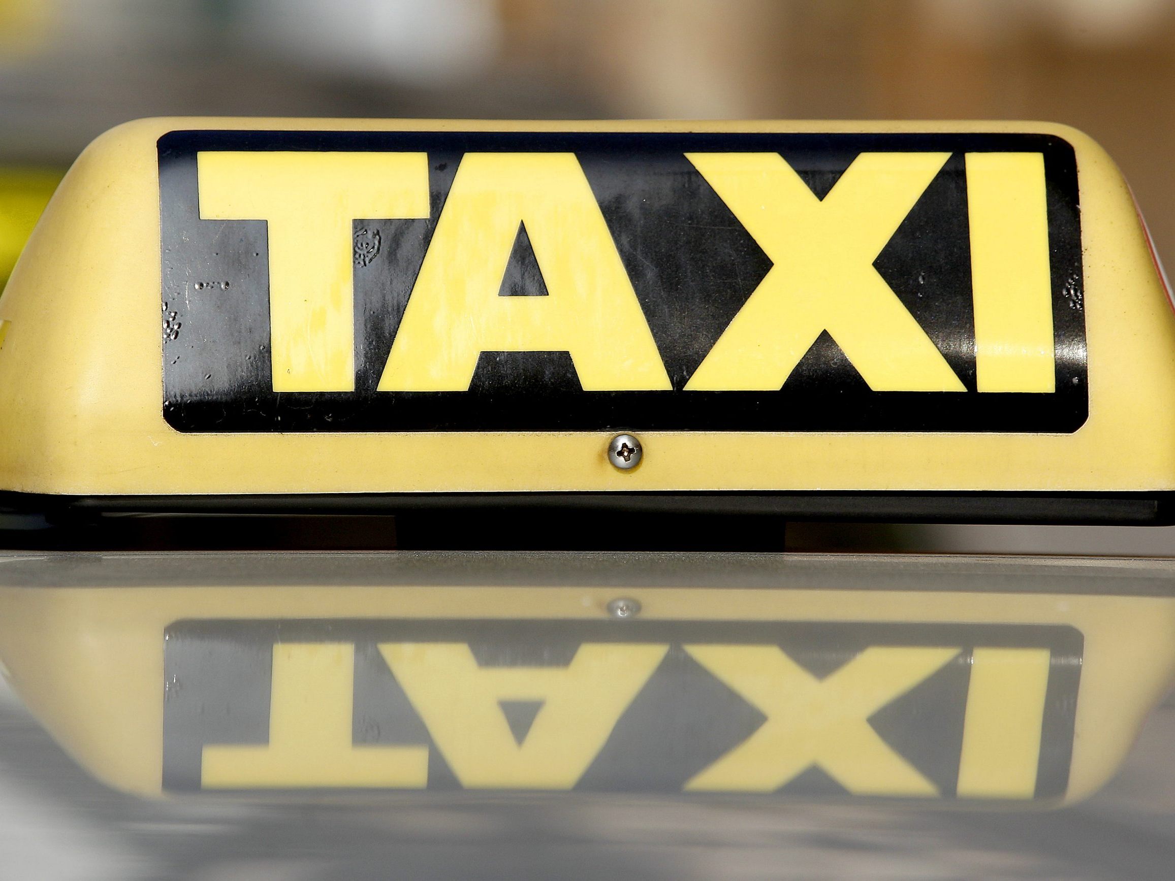 Ein wegen versuchten Totschlags abgeschobener Österreicher wollte per Taxi nach Deutschland zurückkehren. Ein wegen versuchten Totschlags abgeschobener Österreicher wollte per Taxi nach Deutschland zurückkehren.