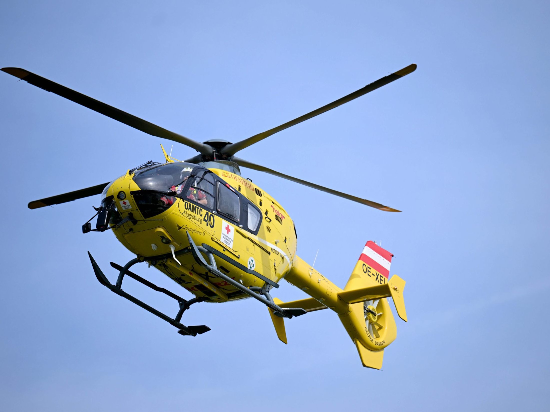 Der Bub wurde mit dem Notarzthubschrauber in die Innsbrucker Klinik geflogen. Der Bub wurde mit dem Notarzthubschrauber in die Innsbrucker Klinik geflogen.