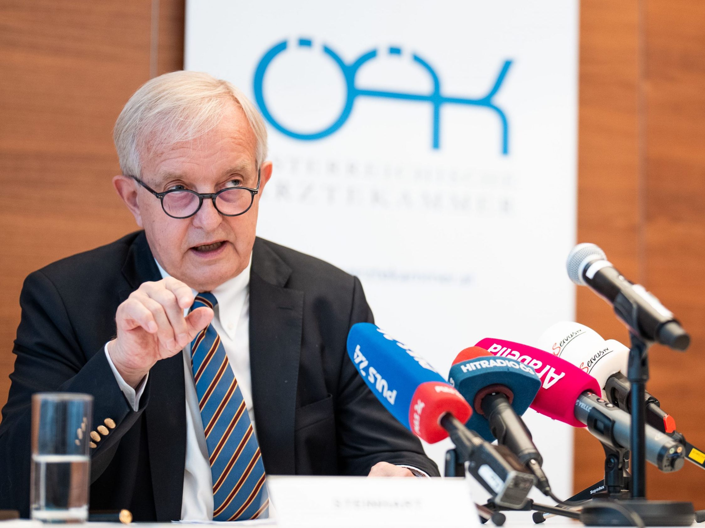 Ärztekammer-Präsident Steinhart bei der Präsentation der aktuellen Ärztestatistik 2024. Ärztekammer-Präsident Steinhart bei der Präsentation der aktuellen Ärztestatistik 2024.