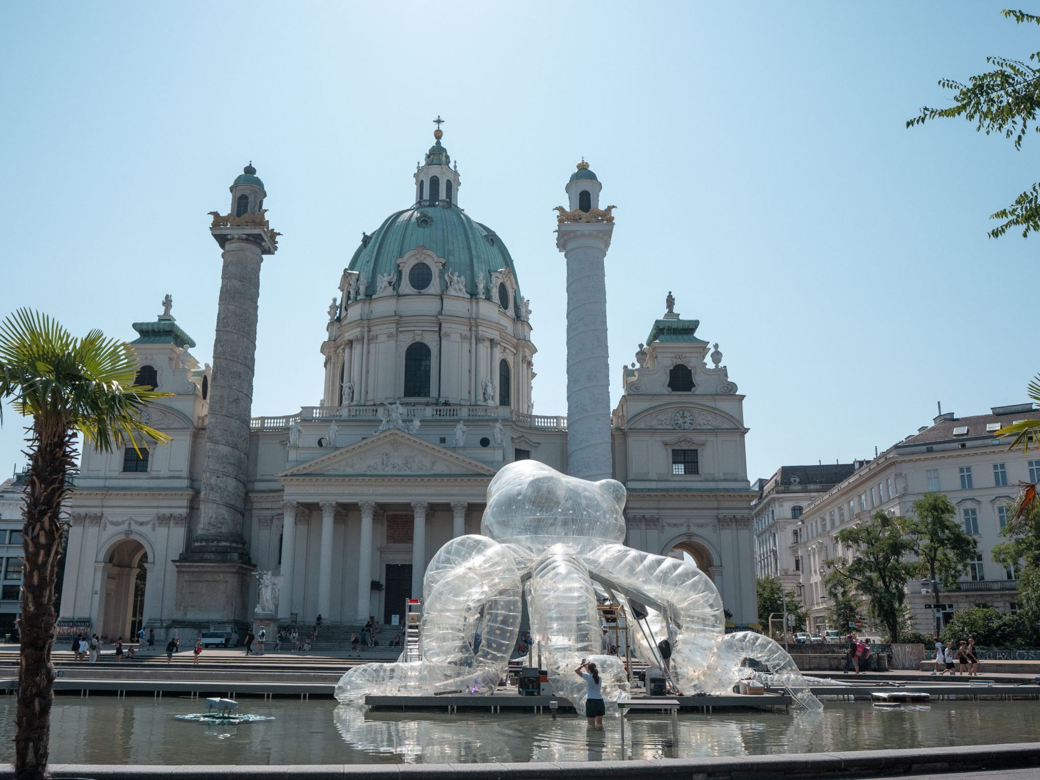 Bis September steht eine überlebensgroße Oktopusskulptur im Teich am Karlsplatz. Bis September steht eine überlebensgroße Oktopusskulptur im Teich am Karlsplatz.