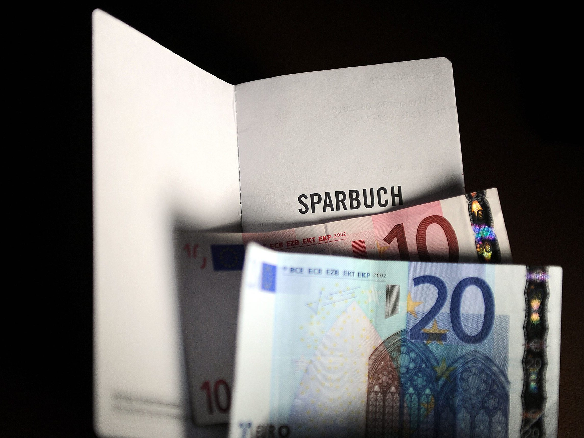 Das Momentum Institut kritisiert die hohe Sparquote in Österreich. Das Momentum Institut kritisiert die hohe Sparquote in Österreich.
