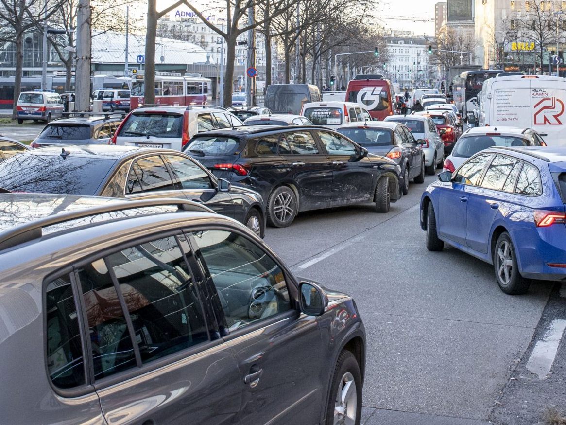 Der Gürtel in Wien ist eine zentrale Verkehrsader.