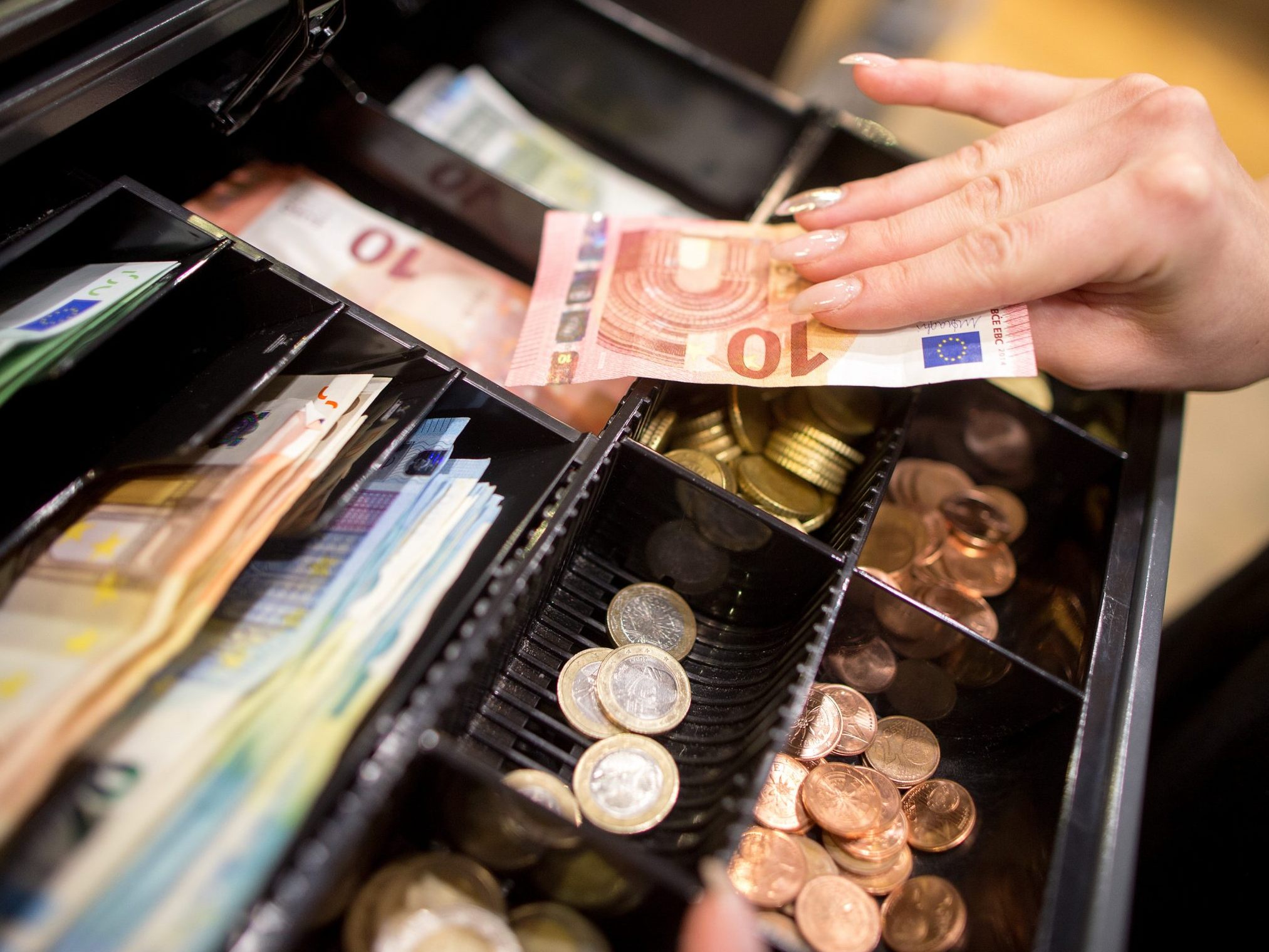 Der Handel verzeichnet erstmals seit vier Jahren ein reales Umsatzplus. Der Handel verzeichnet erstmals seit vier Jahren ein reales Umsatzplus.