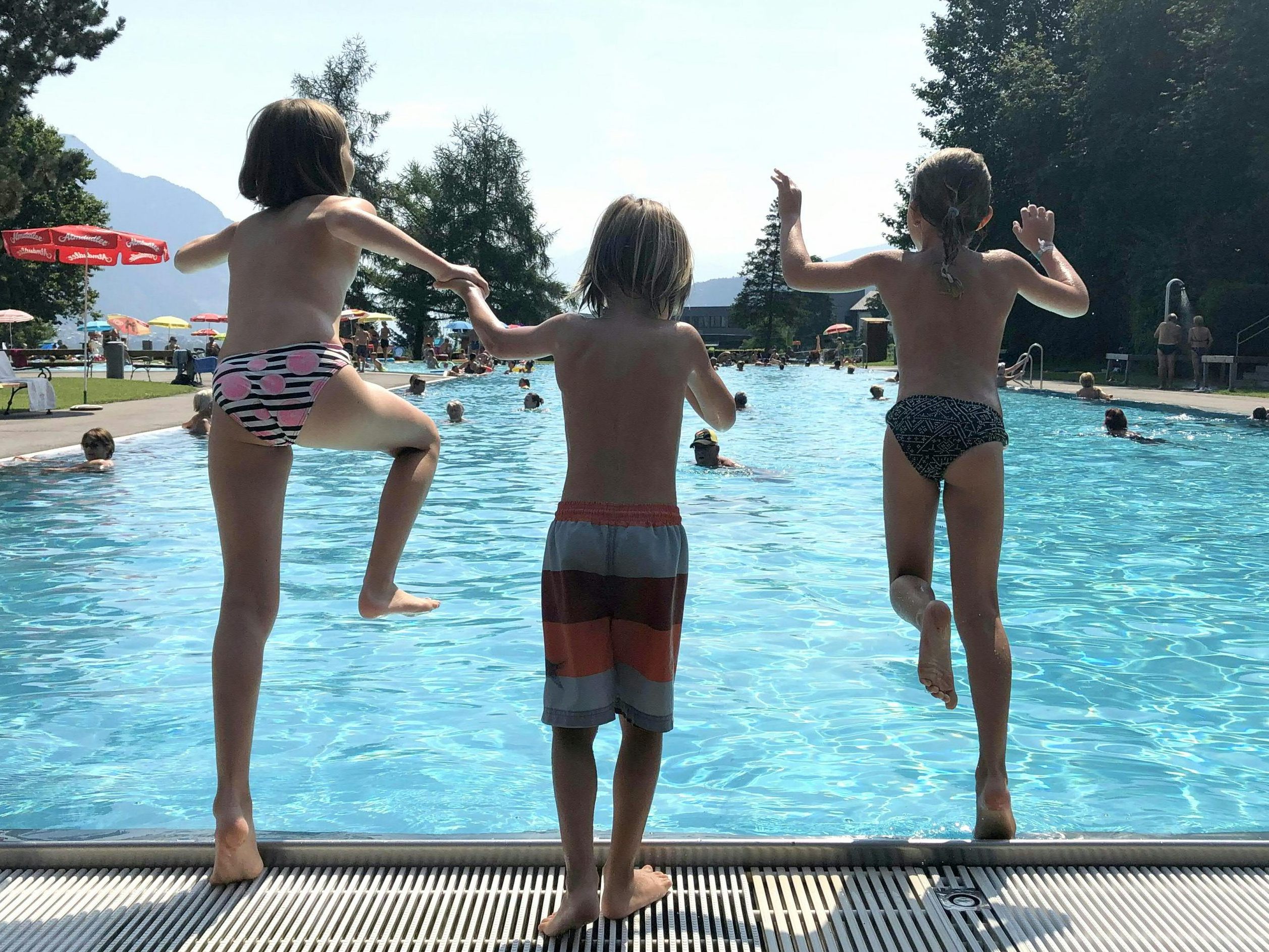 Viele Kinder verbringen Zeit in Sommercamps.